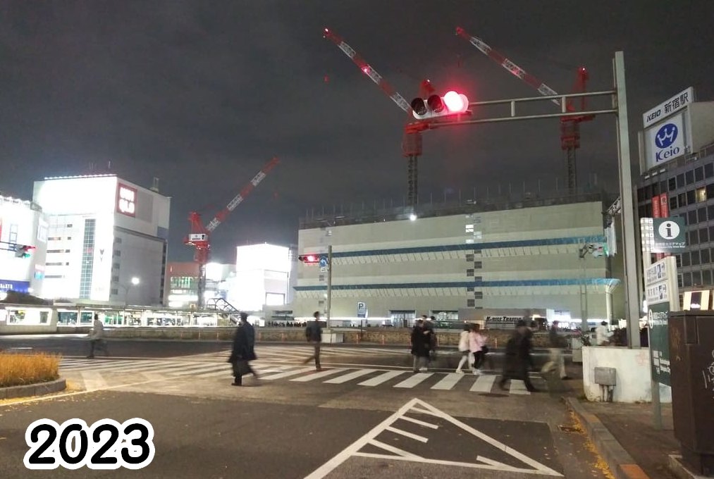 小田急百貨店本館2022～2025比較写真2023版　高い柵で囲まれ、中では解体作業が進んでいた