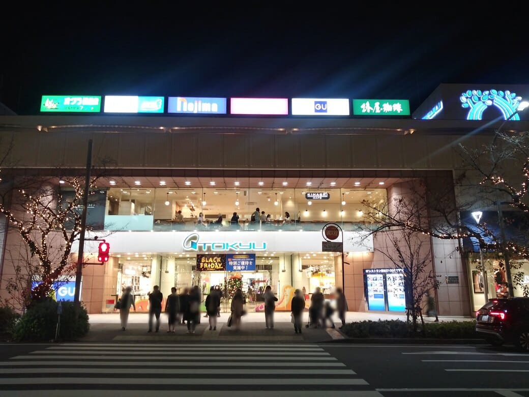 たまプラーザのクリスマスイルミネーション2025　ノースプラザ(東急百貨店たまプラーザ店)正面入口