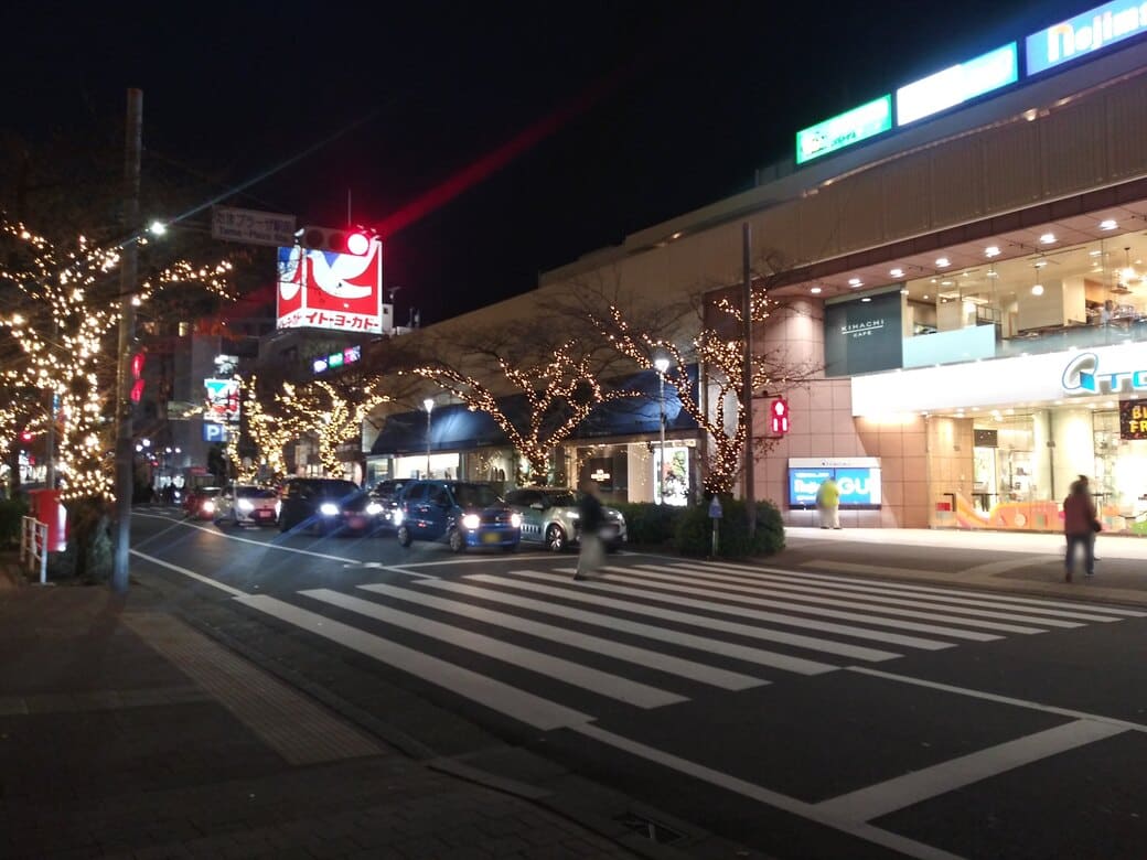 たまプラーザのクリスマスイルミネーション2025　ノースプラザ(東急百貨店たまプラーザ店)正面入口ヲイトーヨーカドー方面へ