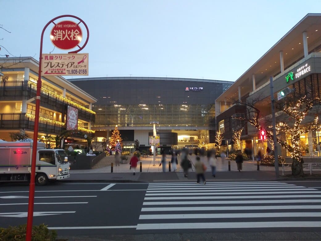 たまプラーザのクリスマスイルミネーション2025年_GATE PLAZA(ステーションコート_交番前)東急百貨店たまプラーザ店前から撮影16：30頃