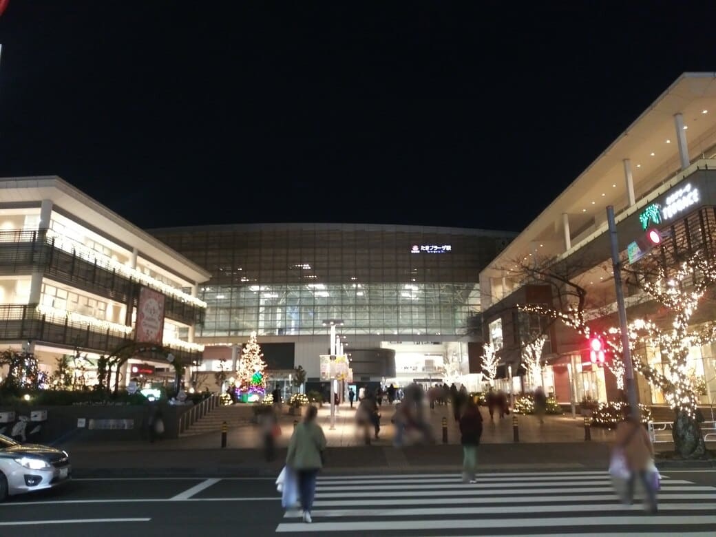 たまプラーザのクリスマスイルミネーション2025年_GATE PLAZA(ステーションコート_交番前)東急百貨店たまプラーザ店前から撮影17：00頃