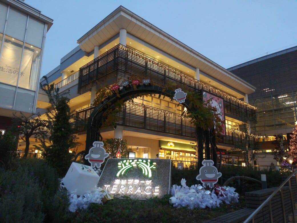 たまプラーザのクリスマスイルミネーション2025年_GATEPLAZA_ステーションコート_交番前の施設銘板の植え込みディスプレイ