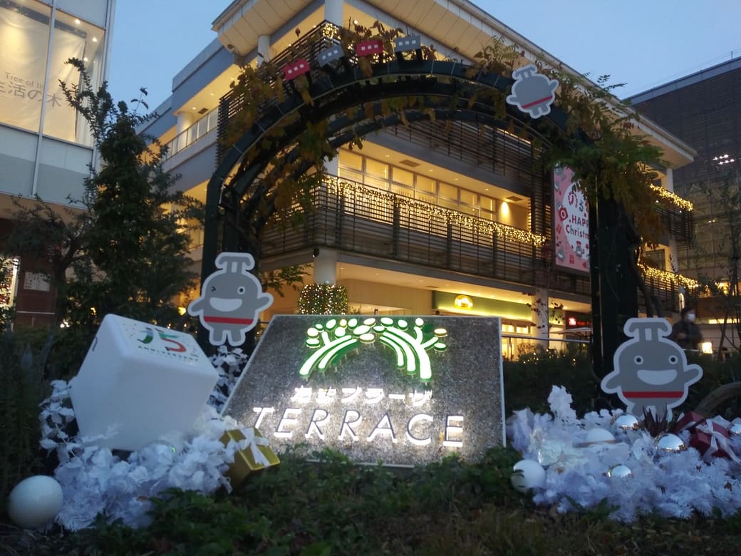 たまプラーザのクリスマスイルミネーション2025年_GATE PLAZA_ステーションコート_交番前　のるるんクリスマスディスプレイ全体