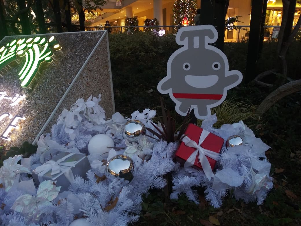 たまプラーザのクリスマスイルミネーション2025年_GATE PLAZA_ステーションコート_交番前　のるるんクリスマスディスプレイ　左側ののるるん