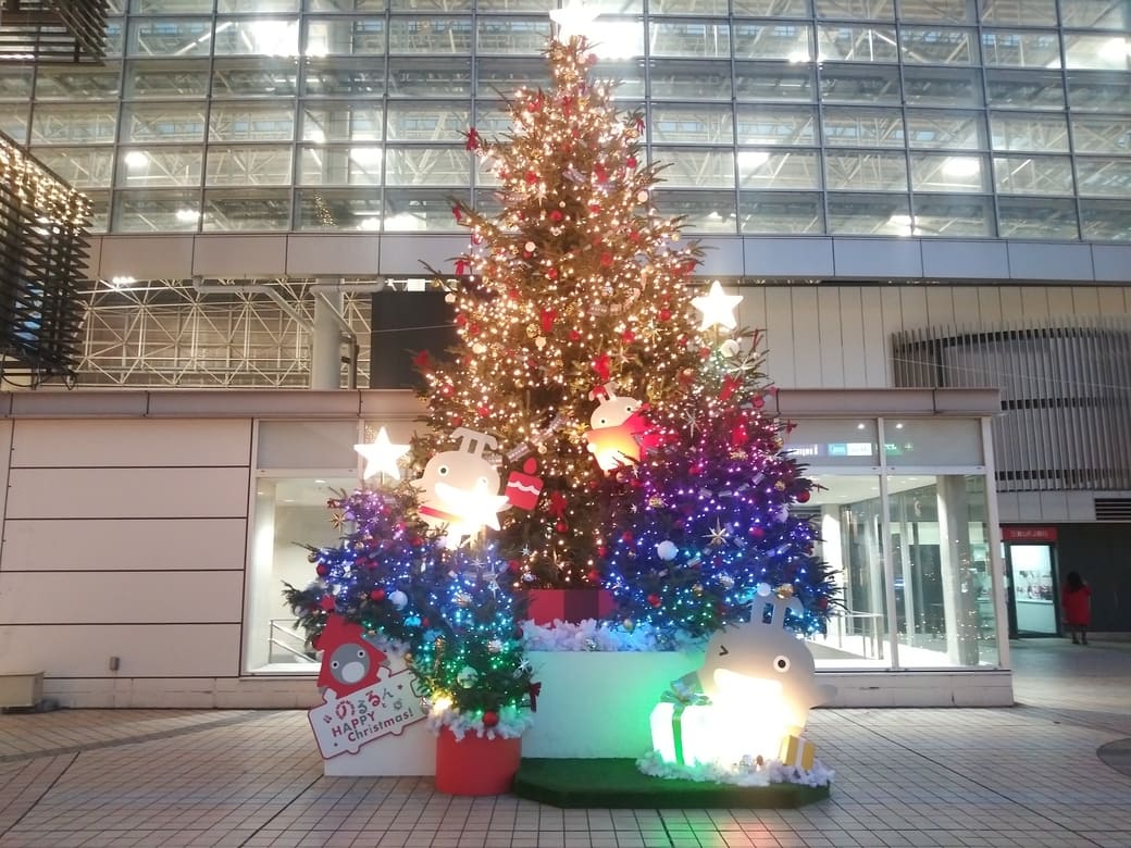 たまプラーザのクリスマスイルミネーション2025年_GATE PLAZA_ステーションコート_駅前のクリスマスツリー