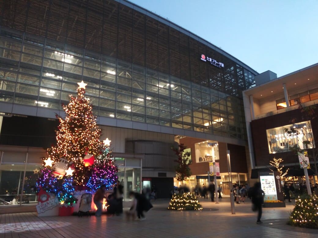 たまプラーザのクリスマスイルミネーション2025年_GATE PLAZA_ステーションコート_駅前クリスマスツリー全体