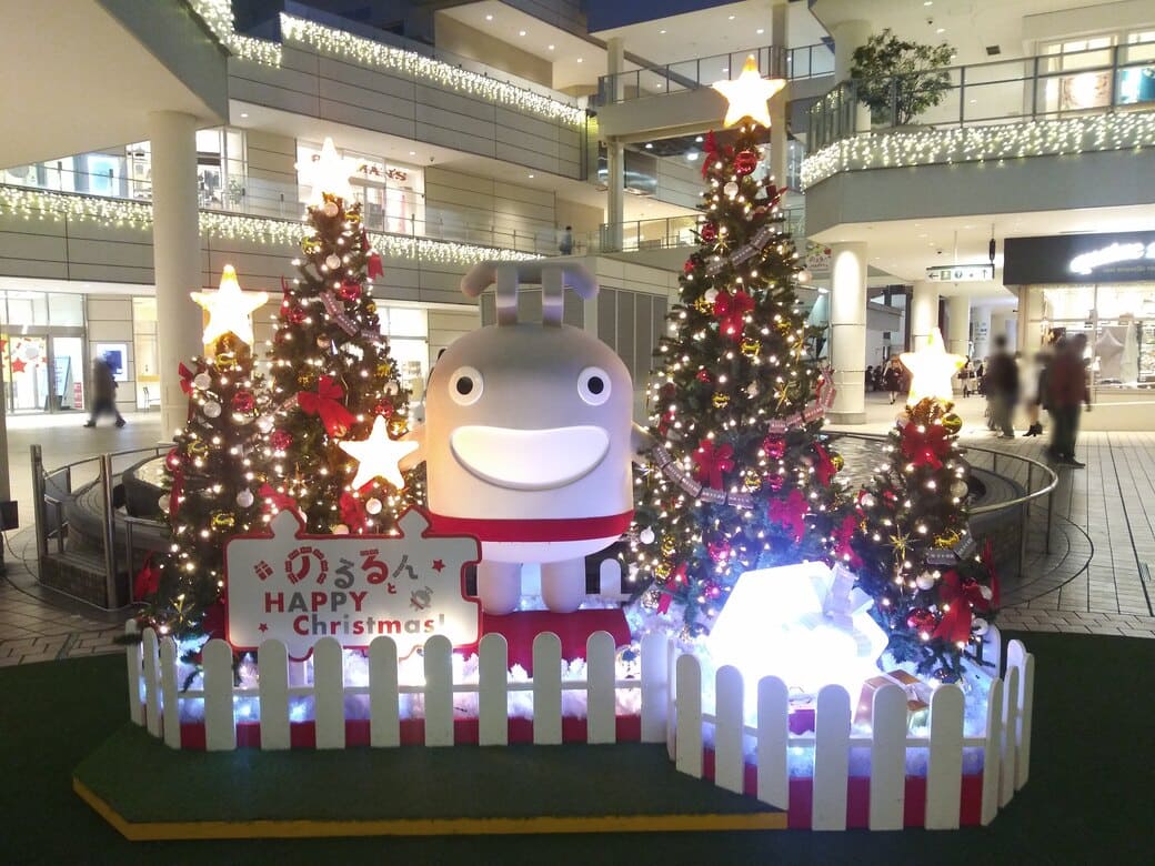 たまプラーザのクリスマスイルミネーション2025年_GATE PLAZA_フェスティバルコートの広場には5つのクリスマスツリーに囲まれた3Dののるるんが立っていた