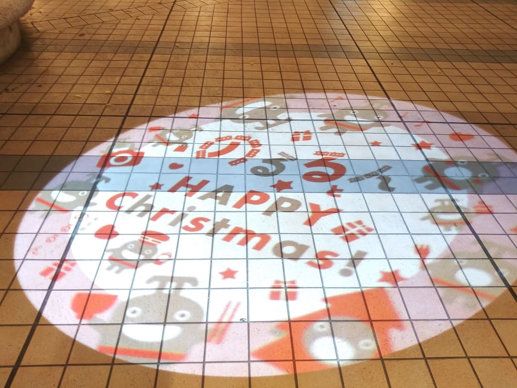 たまプラーザのクリスマスイルミネーション2025年_GATE PLAZA_カルディから交番までの通路　全景(カルディ側から交番方面を望む)