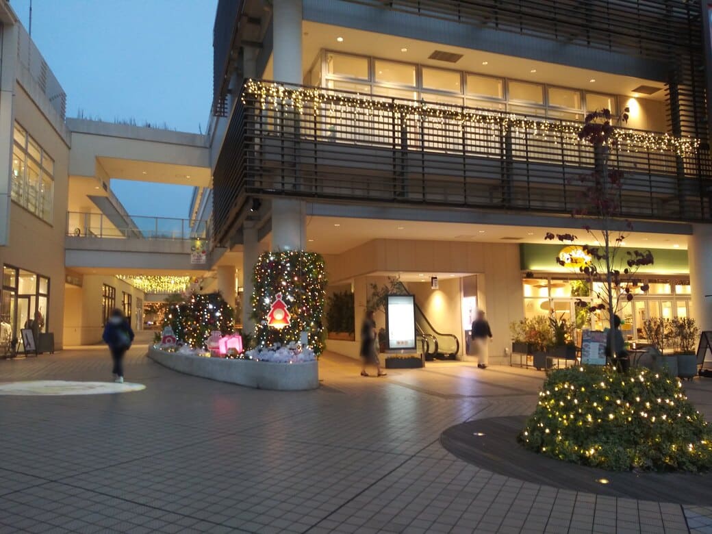 たまプラーザのクリスマスイルミネーション2025年_GATE PLAZA_正面からカルディ側の通路を望む