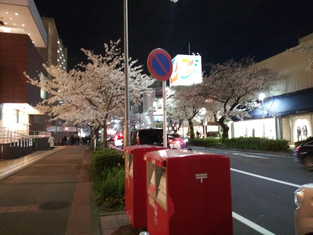イトーヨーカドーたまプラーザ店20250404撮影の塔屋看板　売却前なのでセブンアンドアイHDのロゴマークがついている