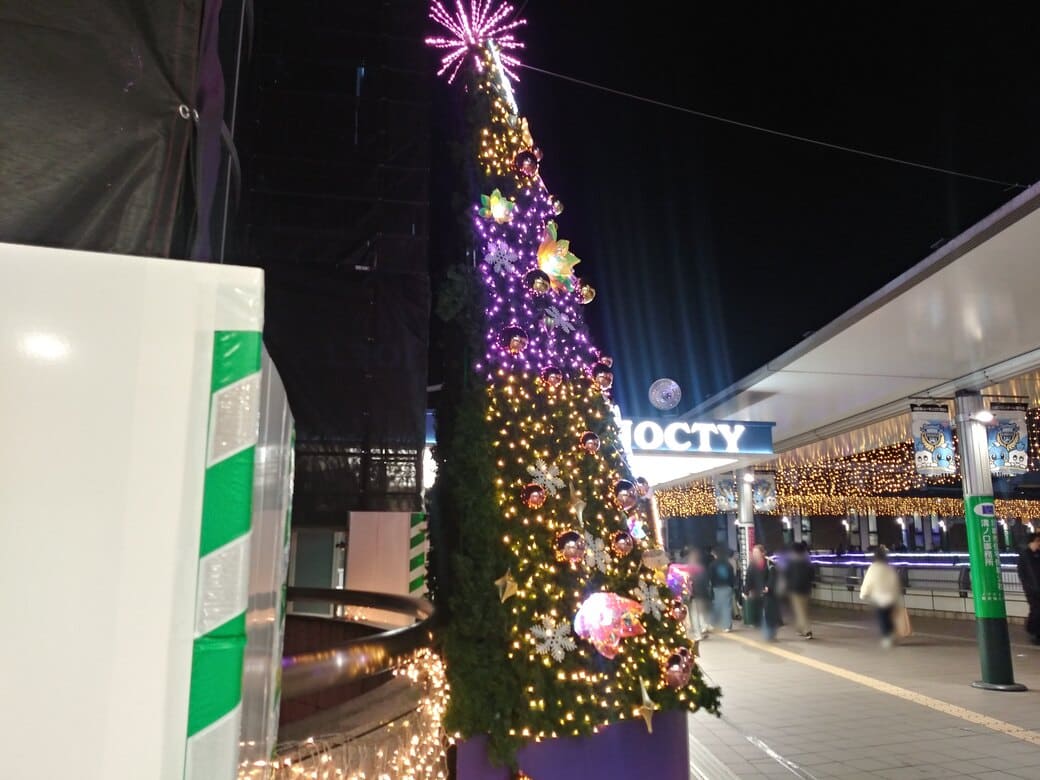 2025年第26回 溝口駅前 キラリデッキイルミネーション年　ノクティ1クリスマスツリーの横顔　ノクティのツリーは円錐形を二つに切った形