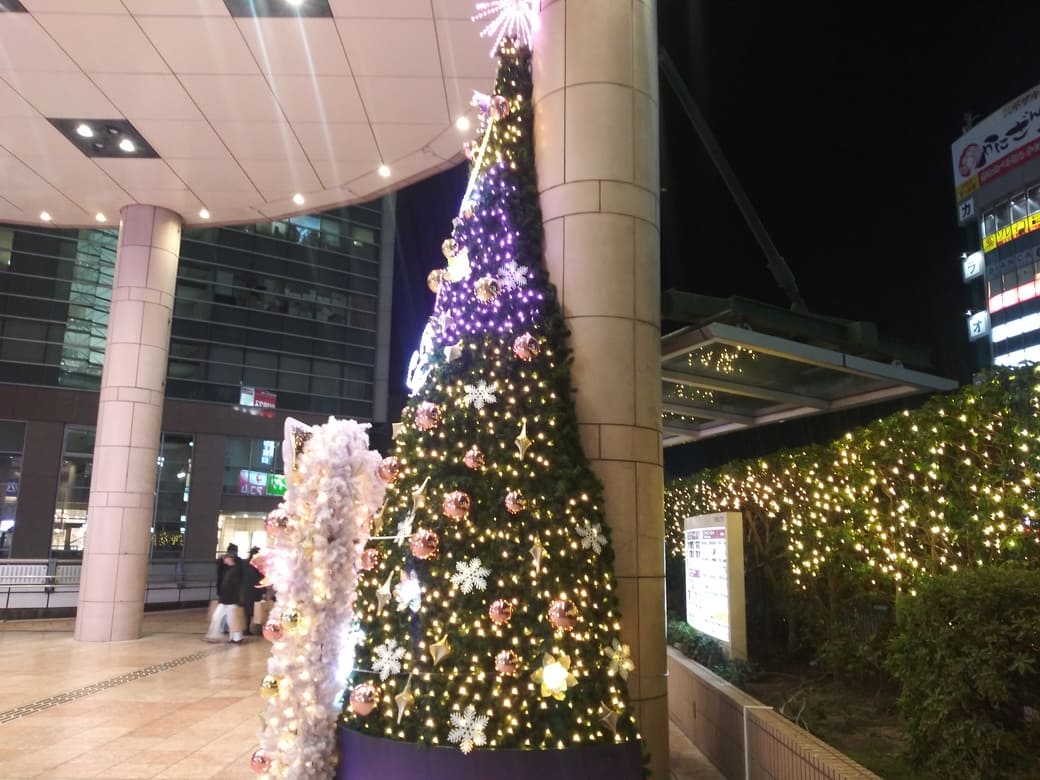 2025年第26回 溝口駅前 キラリデッキイルミネーション　ノクティ2クリスマスツリーの横顔　ノクティのツリーは円錐形を二つに切った形