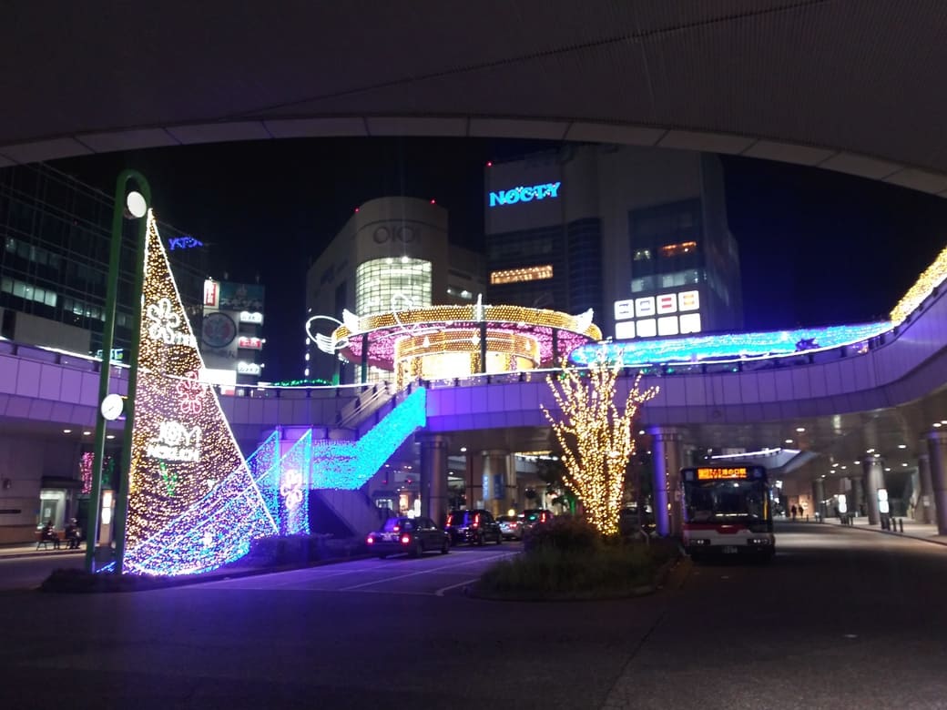 2025年第26回 溝口駅前 キラリデッキイルミネーション デッキ下バスターミナル　JOY! NOKUCHIと花をあしらったイルミネーション