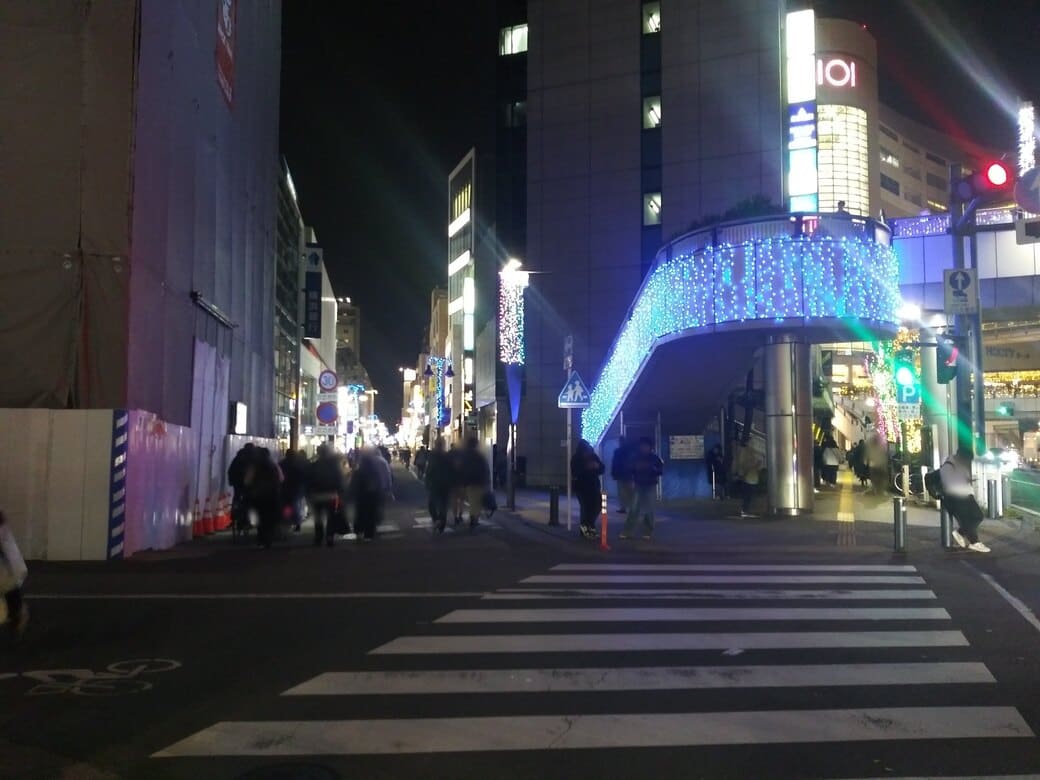 2025年第26回 溝口駅前 キラリデッキイルミネーション ポレポレ通り東急口側　左ははんこ屋とみぞのくち野郎、マッサージ屋、作間歯科のあった一帯、取り壊されて建築中の為塀で囲まれている