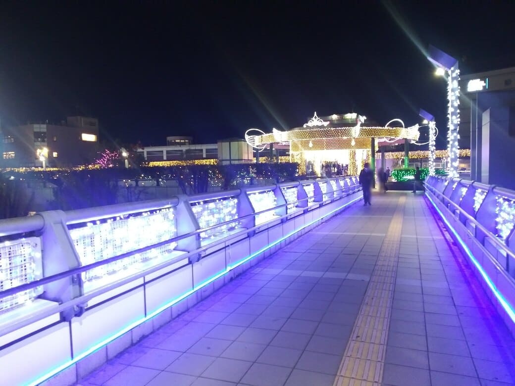 2025年第26回 溝口駅前 キラリデッキイルミネーション　ポレポレ通り東急口側のデッキから円筒広場