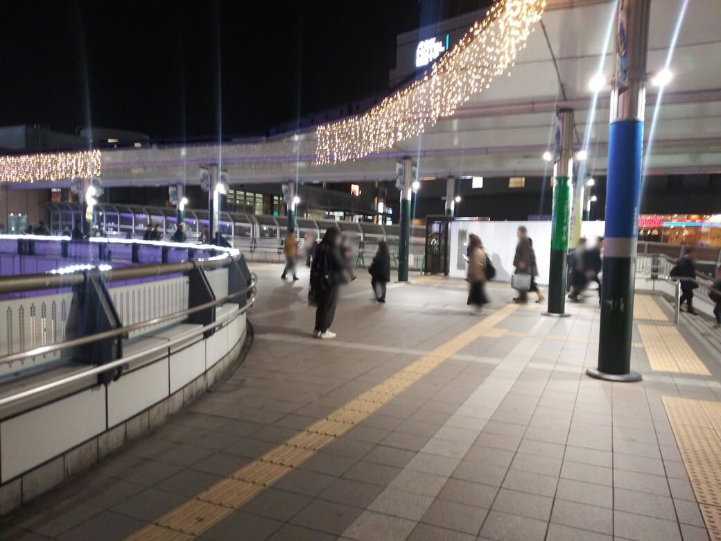 2025年第26回 溝口駅前 キラリデッキイルミネーション　キラリデッキの東急田園都市線正面改札への階段