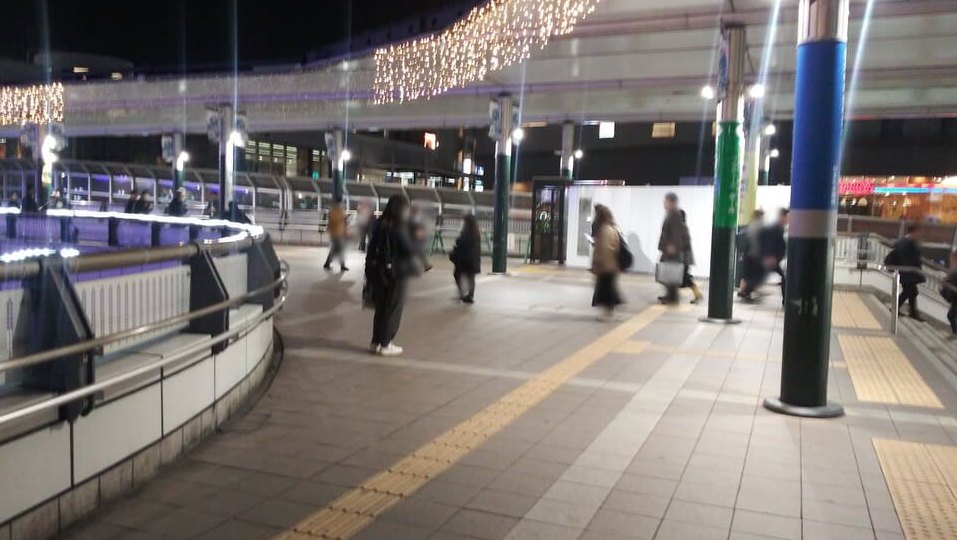 2025年第26回 溝口駅前 キラリデッキイルミネーション　キラリデッキの東急田園都市線正面改札への階段