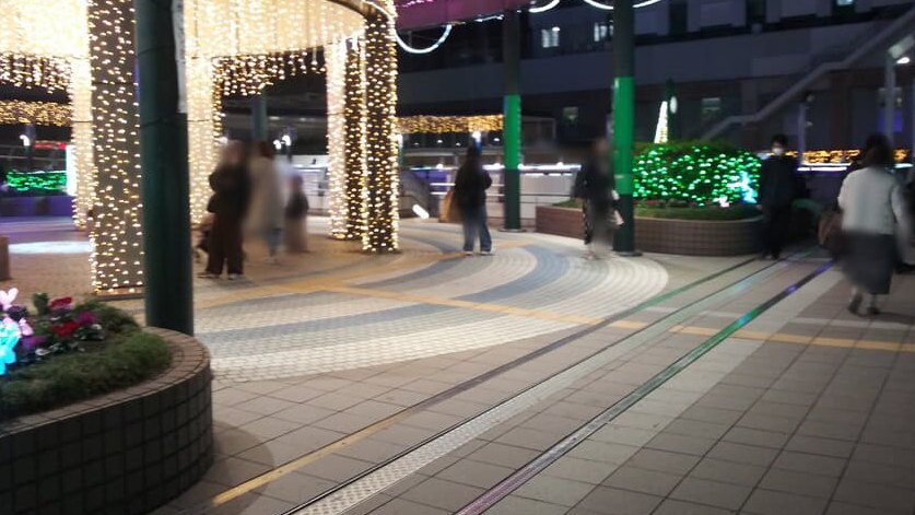 2025年第26回 溝口駅前 キラリデッキイルミネーション  キラリデッキ初代喫煙コーナー付近から見た円筒広場
