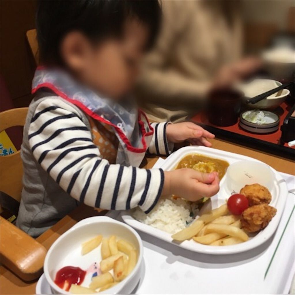 味の民芸でお子様カレーを食べる１歳児