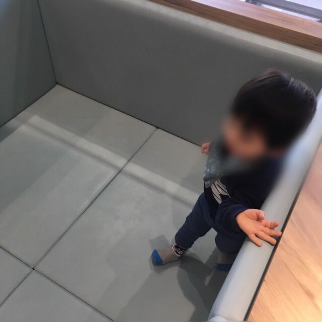 ご飯がくるまで遊んでいる息子