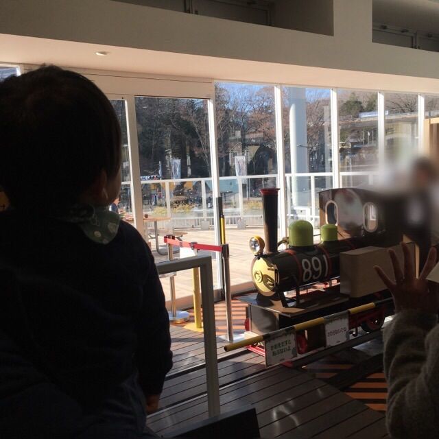 ハグハグカフェの横をミニSLが走ります。