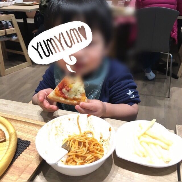 ピザを頬張る2歳児