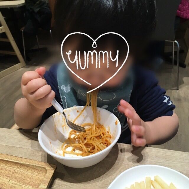 ハグハグカフェでパスタを食べる2歳