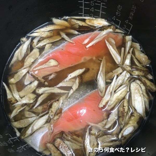 鮭とごぼうの炊き込みご飯の作り方、ごぼうをささがきにする。