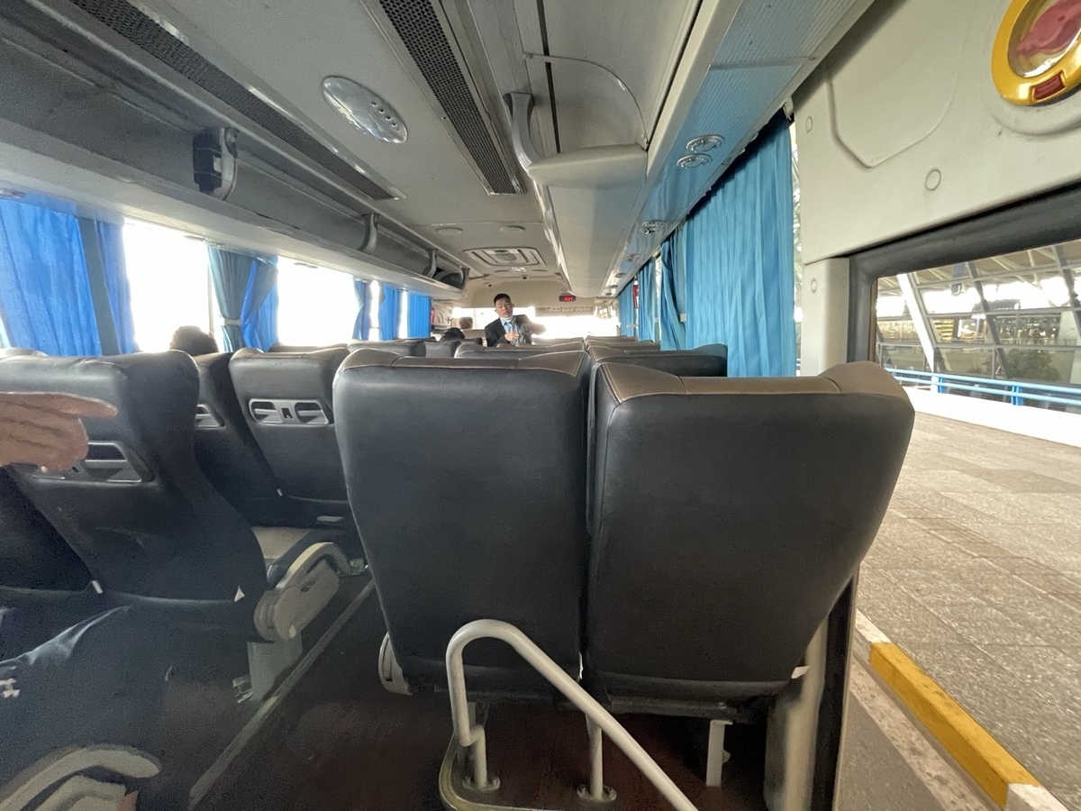 上海浦東空港からホテルまでの無料送迎バス車内の様子