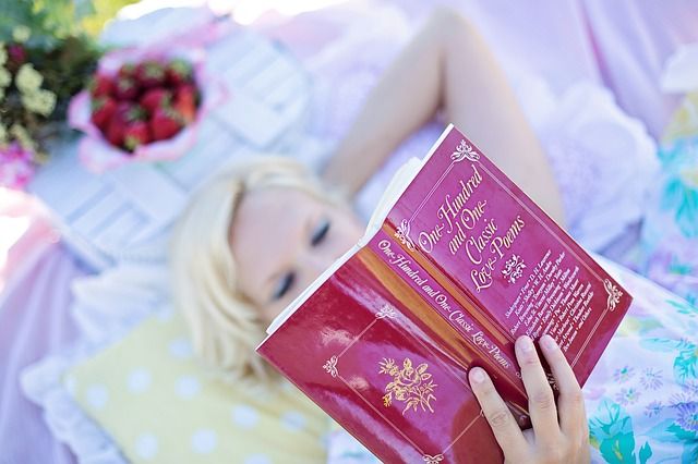 woman-reading-887274_640
