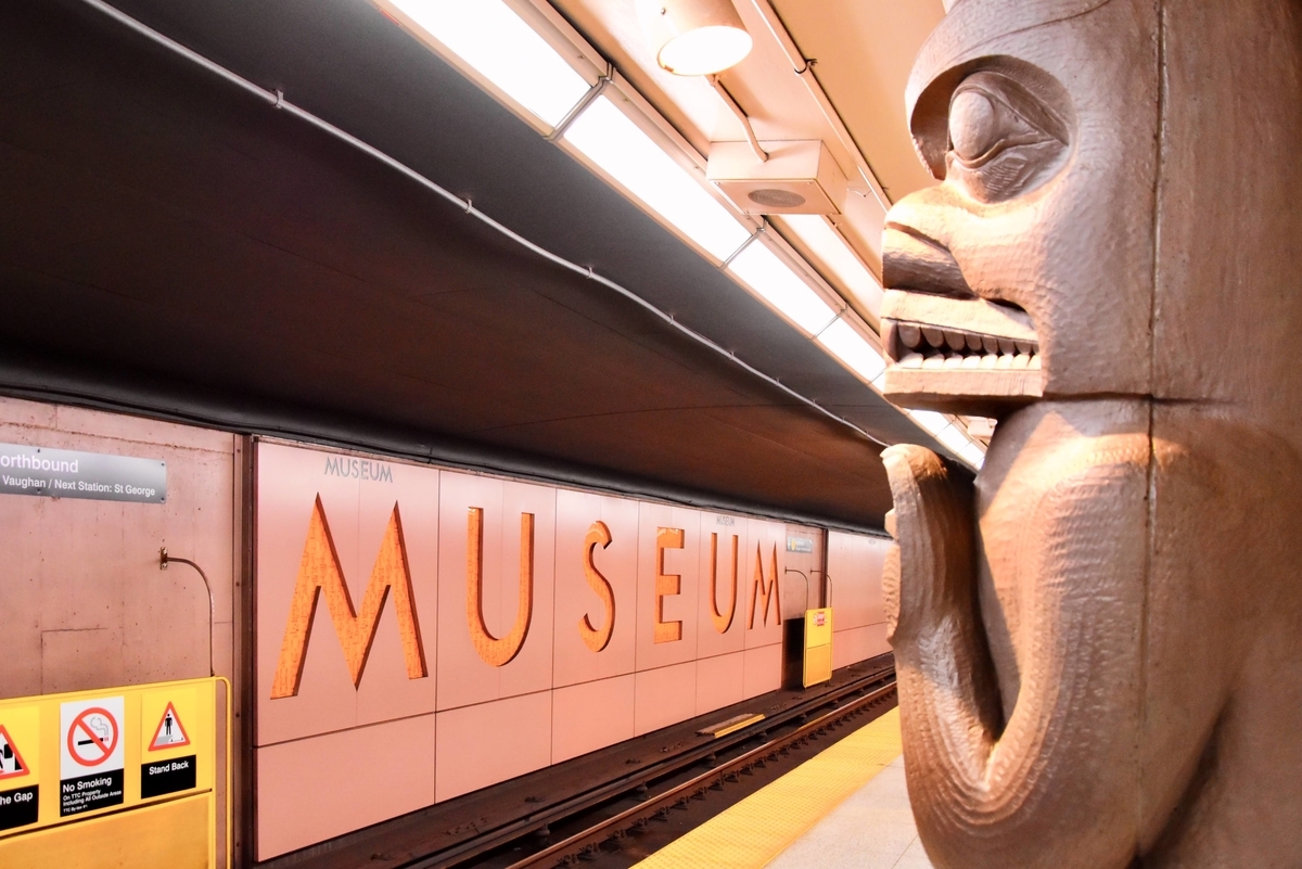 Museum駅,柱,オブジェ