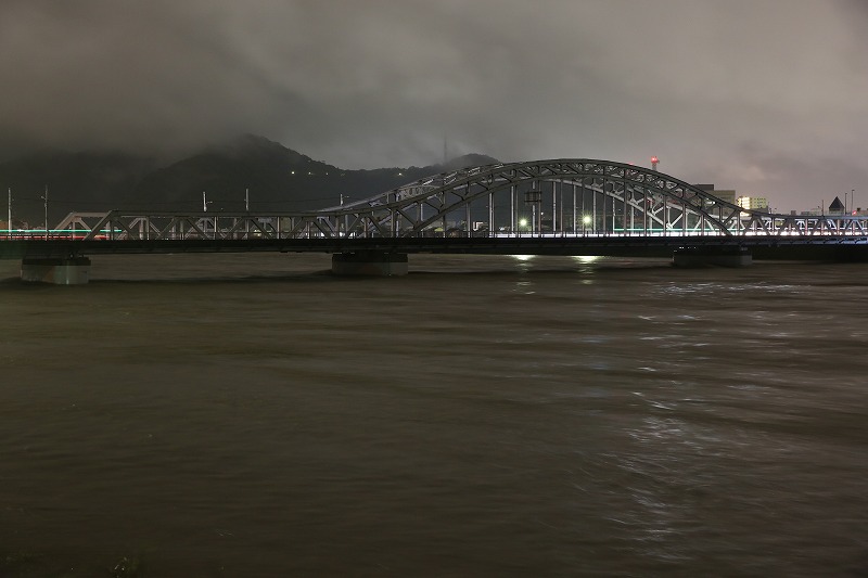 橋桁を覆うほど水位が上がった忠節橋