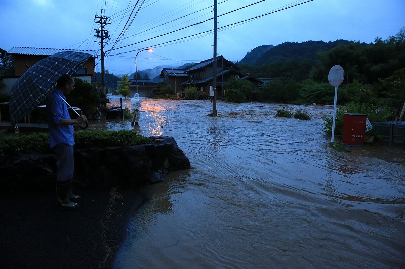 完全に川と化した下日立地区＝８日４時４０分関市神野・下日立地区で