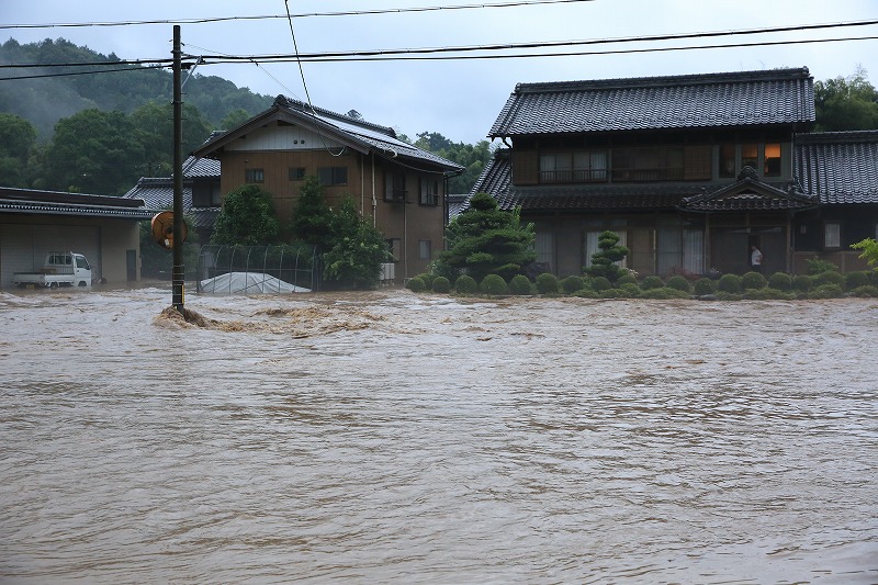 家屋の前を濁流が押し寄せている＝８日５時３分関市神野・下日立地区で