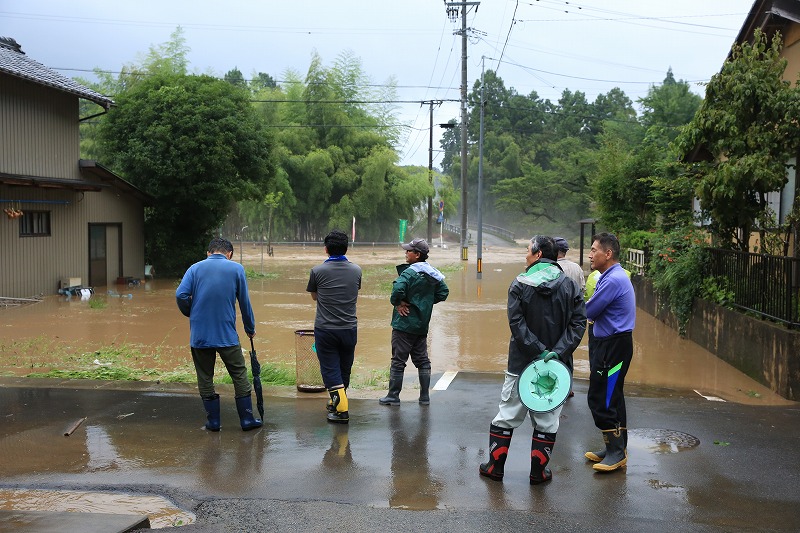 様子を見る地元住民＝８日５時３４分関市神野・下日立地区で