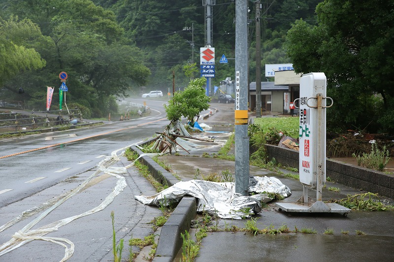 水が引いた後の関市神野地区＝８日６時１５分関市神野・下日立地区で