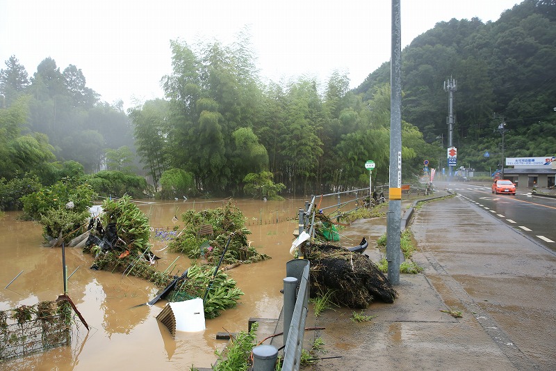 畑だったと思われる場所が水没している＝８日６時１５分関市神野・下日立地区で