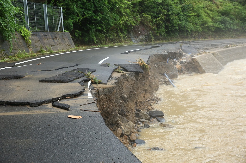 陥没した道路=関市上之保で