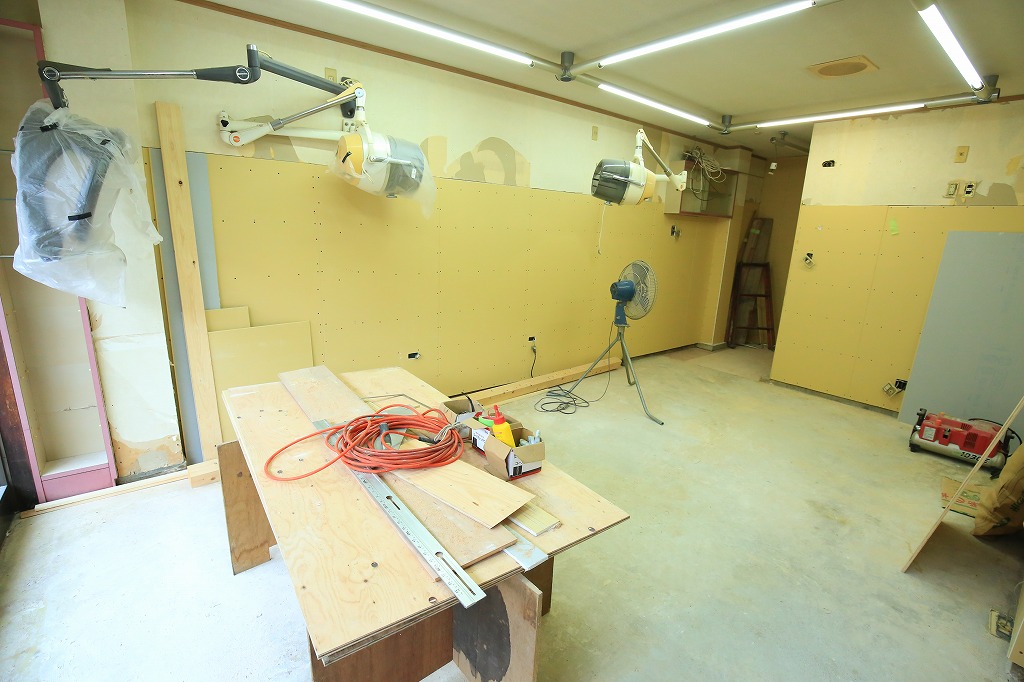 リニューアル工事する様子=19日関市上之保・しらゆり美容室店内で