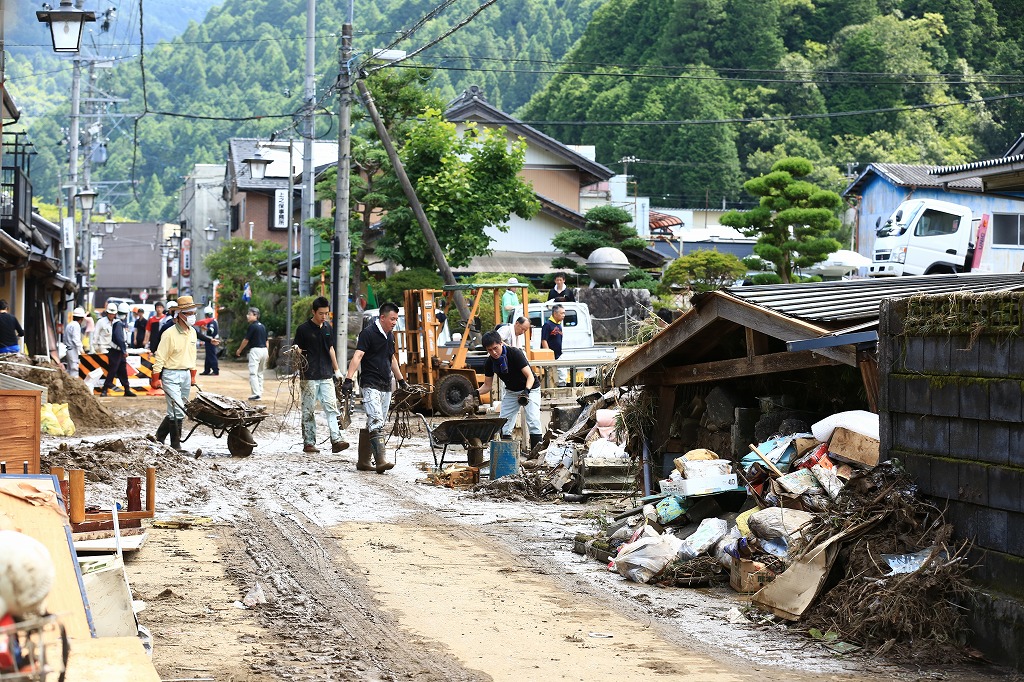 建物が崩れる、泥まみれの道路=関市上之保・川合下地区で