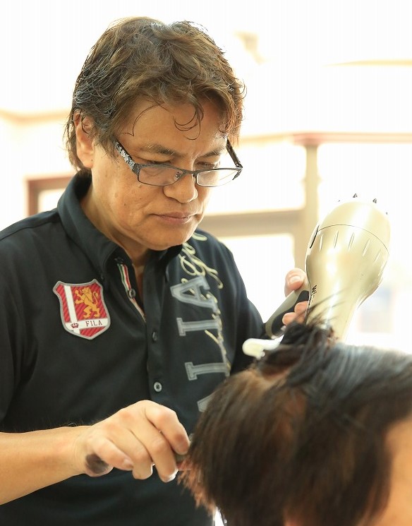 長谷部清二さん=関市上之保・しらゆり美容室店内で 長谷部清二さん=関市上之保・しらゆり美容室店内で