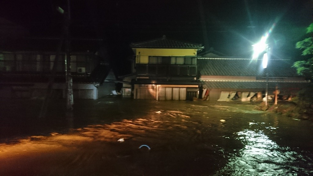 川と化した川合・棚井地区=関市上之保で 住民提供