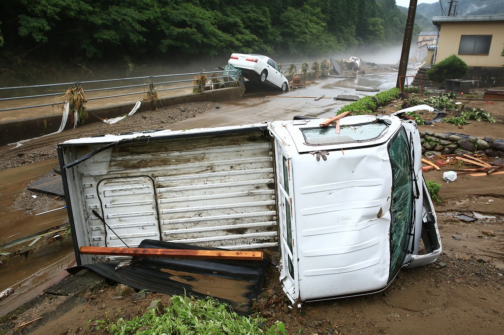 400m近く流され、横転した車=関市上之保・川合地区で