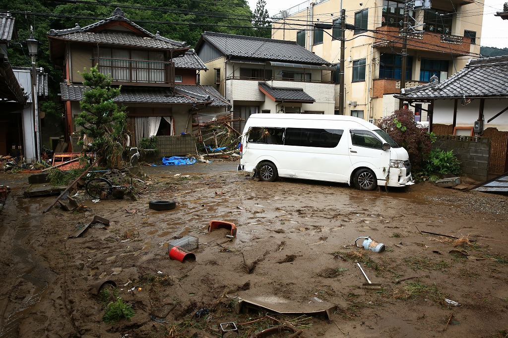押し流された車=関市上之保・川合地区で