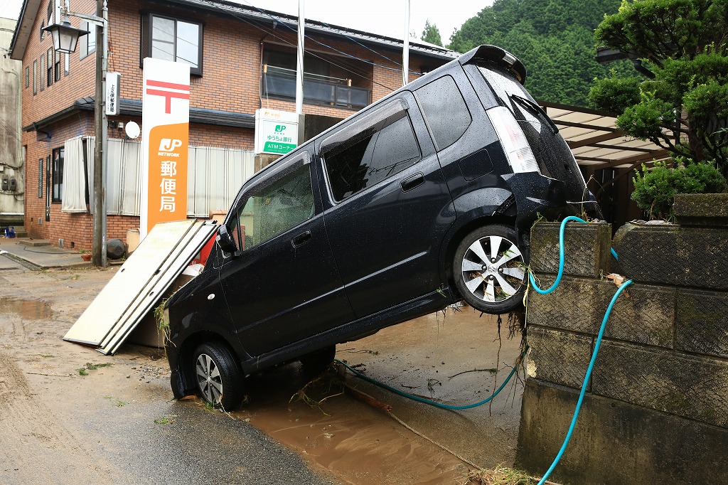 民家のブロック塀に乗り上げた車=関市上之保・川合地区で