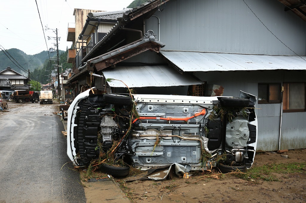 横転し、民家に衝突した車=関市上之保・川合地区で