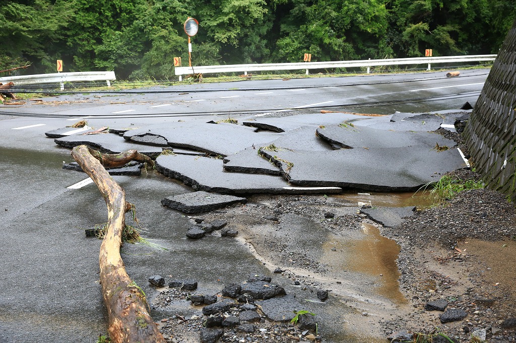 アスファルトが剥がれた道路=関市上之保・川合地区で