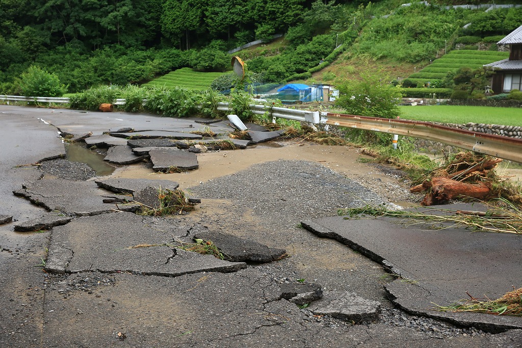 アスファルトが剥がれた道路=関市上之保・行合地区で