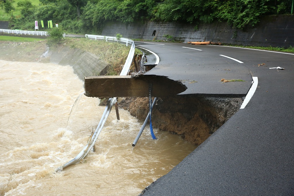 道路の土台が剥き出しになっている=関市上之保・行合地区で