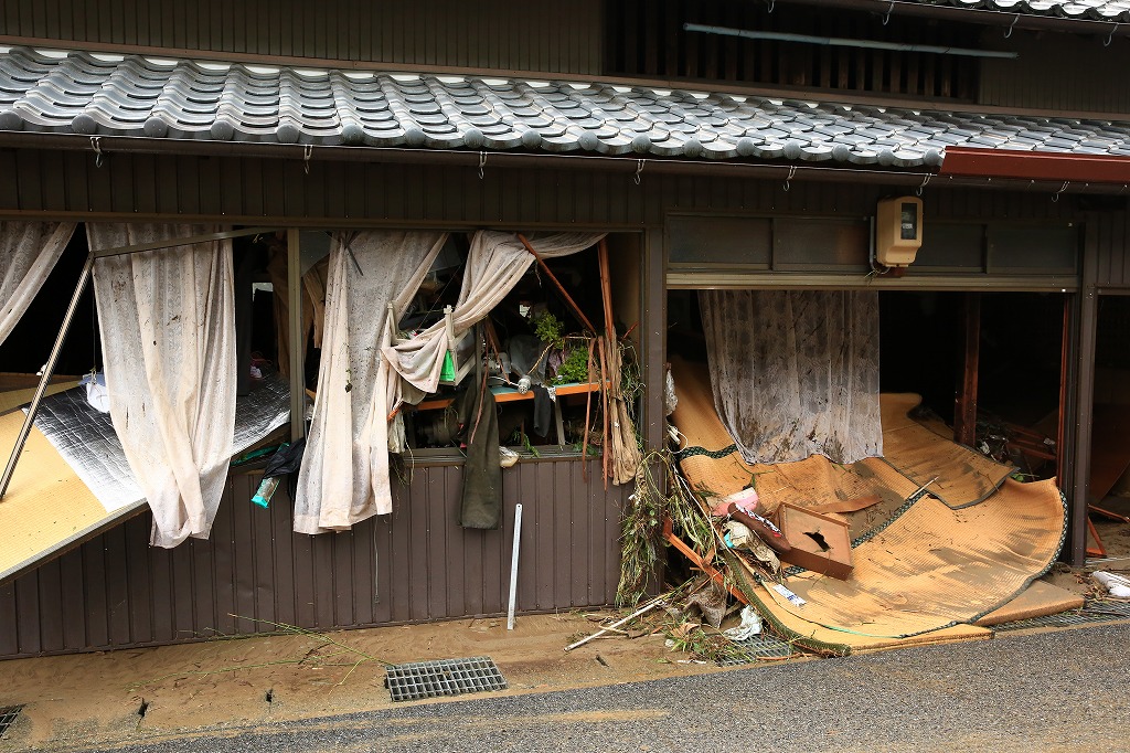 家屋の中の日用品が荒れ放題となった=関市上之保・川合地区で